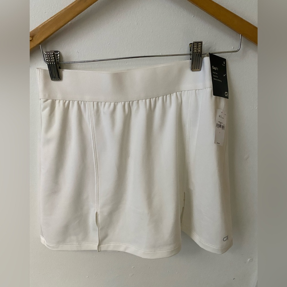 GapFit high rise quick dry moisture wicking tennis skirt